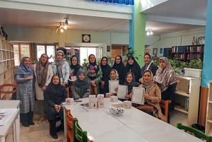 تصویر تقدیر از اعضای باشگاه کتابخوانی مادران در مرکز هشتگرد