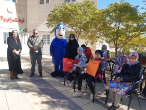 تصویر کتابخوانی در طبیعت شهرستان ساوجبلاغ