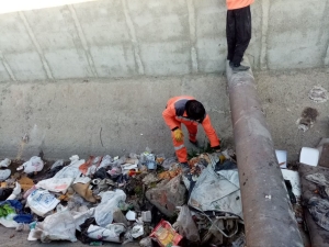 تصویر جوی آب جای زباله نیست