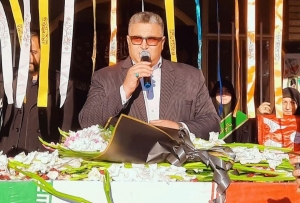 تصویر تلاوت نورانی استاد مهدی فلاح نژاد،تشییع مهمان خوشنام در مدارس شهرستان ساوجبلاغ