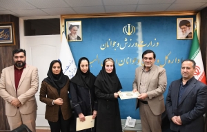 تصویر تجلیل سرپرست اداره کل ورزش و جوانان البرز از پدیده و رکورددار شنا کشور