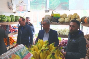 تصویر بازدید و نظارت میدانی فرماندار طالقان از واحد های صنفی میوه و تره بار