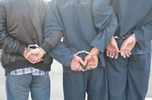 تصویر دستگیری عاملان آتش زدن دفتر امام جمعه گرمدره کرج