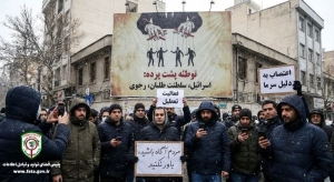 تصویر عروسک‌گردانانی که در سایه نشسته‌اند⁉️