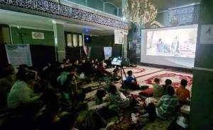 تصویر اکران فیلم سینمایی "لیپار" هم‌ زمان با مراسم اعتکاف در ساوجبلاغ