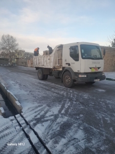 تصویر نمک پاشی معابر شهرک ینگی امام برای تسهیل در تردد