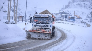 تصویر فعالیت شبانه‌روزی راهداران البرز برای حفظ ایمنی محورهای مواصلاتی