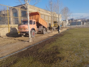 تصویر زیرسازی و آسفالت‌ریزی پیاده‌روهای محوطه زمین چمن شهرک ینگی امام آغاز شد