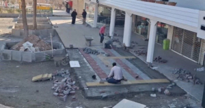 تصویر آغاز عملیات اجرای کفپوش و مناسب‌سازی پیاده‌رو بلوار مهتاب در مهستان