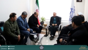 تصویر دیدار امام‌جمعه و فرماندار شهرستان چهارباغ با علی حدادی به مناسبت روز پاسدار