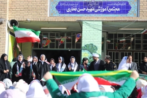 تصویر نواخته شدن زنگ انقلاب در مدرسه شهید حسن فخاری گرمدره