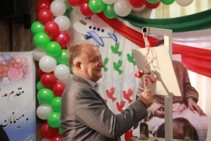 تصویر زنگ انقلاب در مدرسه دخترانه شهید شرافت کرج نواخته شد