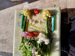 تصویر مردم کرج در اقدامی خودجوش مزار دانش آموز شهید گمنام را گلباران کردند