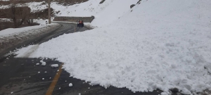 تصویر ریزش بهمن در محور روستایی وارنگه‌رود در محور کرج کندوان
