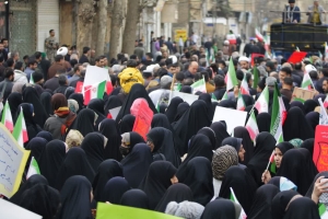 تصویر جلوه‌ای از حضور خانواده‌ها در راهپیمایی باشکوه ۲۲ بهمن در چهارباغ