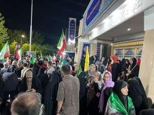 تصویر تجدید میثاق با آرمان‌های شهدا؛ حماسه حضور مردم کرج همچنان ادامه دارد