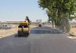 تصویر عملیات روکش مکانیزه آسفالت خیابان سوم غربی آق‌تپه آغاز شد