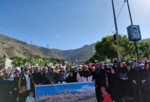 تصویر کوه پیمایی فرهنگیان البرز با شعار مقاومت