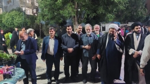 تصویر حضور پرشور هنرمندان در کنار مردم و مسئولین شهرستان چهارباغ