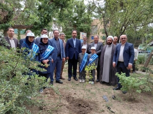 تصویر غرس ۱۶۸ نهال مثمر به یاد شهدای مدرسه شجره طیبه میناب در البرز