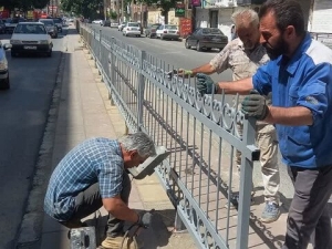 تصویر تقویت ایمنی تردد در معابر پرتردد منطقه ۴ کرج با نصب و ترمیم نرده‌های محافظ