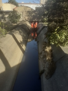 تصویر لایروبی کانال آب عبوری از شهر گرمدره همزمان با فرارسیدن فصل گرما
