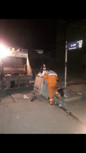 تصویر جمع‌آوری بیش از ۱۰ تن زباله در شب‌های محرم توسط نیروهای خدمات شهری شهرداری گلسار