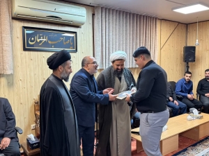 تصویر تجلیل امام جمعه و فرماندار شهرستان چهارباغ از قهرمان پاورلیفتینگ شهرستان