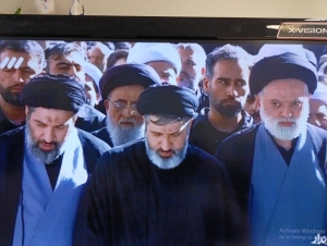 تصویر حاشیه‌های نماز؛ حضور فرزندان رهبر شهید در نماز بر پیکر پدر