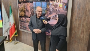 تصویر مردم کرج در صف اول خدمت رسانی به زائران مراسم وداع با رهبر شهید