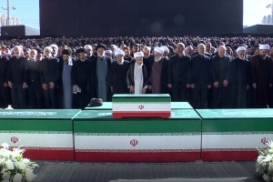 تصویر مراسم اقامه نماز بر پیکر آقای شهید ایران