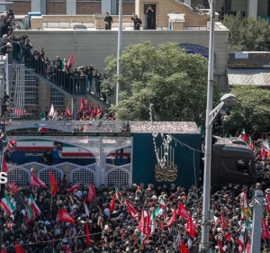 تصویر حواشی تشییع؛ واکنش زاکانی به نقد برداشتن جدول‌های خیابان «آزادی»