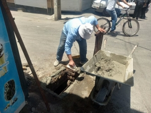 تصویر عملیات دال‌گذاری و پوشاندن روی نهر آب کوچه سوسنگرد در هشتگرد آغاز شد