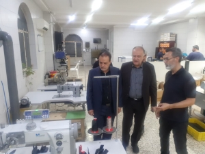 تصویر بازدید فرماندار ویژه شهرستان کرج از کارگاه مصنوعات چرمی دست‌ساز
