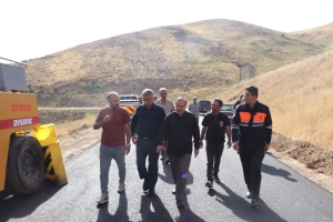 تصویر بازدید علی حدادی از روند بهسازی و آسفالت محور روستای غریب‌مزرعه استان قزوین