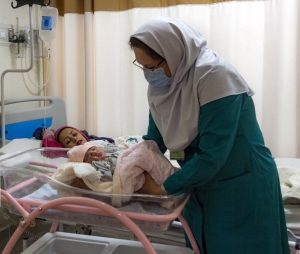 تصویر 808 مراقب سلامت و ماما و 142 بهورز دربرنامه سلامت مادران فعالیت دارند