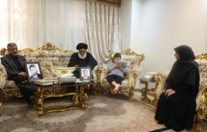 تصویر دیدار نماینده ولی‌فقیه در البرز با خانواده شهدای جنگ رمضان