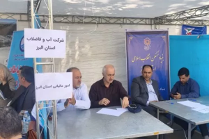 تصویر برپایی میز خدمت اداره کل امور مالیاتی استان البرز در نماز جمعه