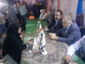تصویر میز خدمت در حاشیه اجتماعات شبانه در بلوار شهید ایزدیارکرج